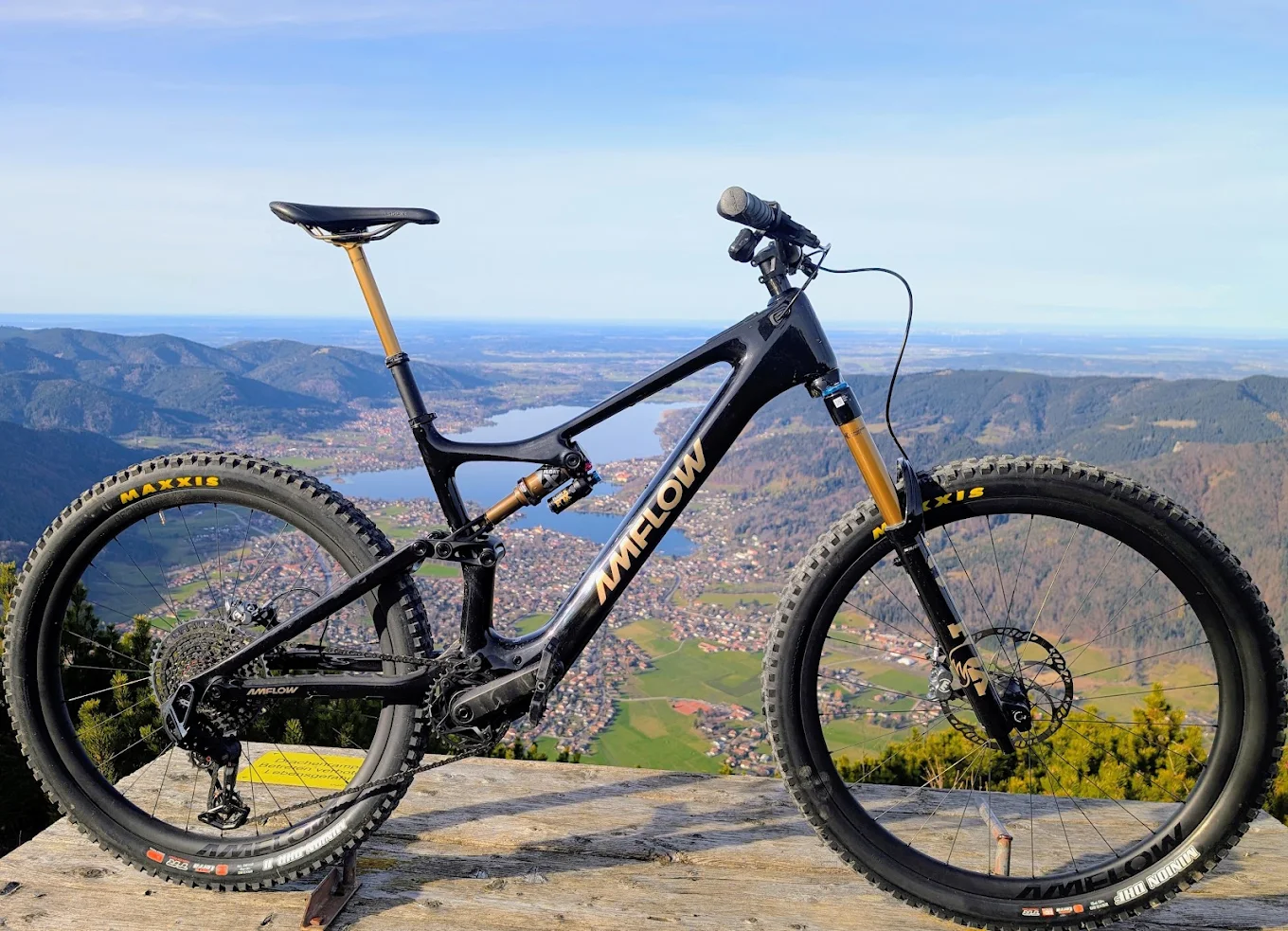 AMFLOW E-Mountainbike über dem Tegernsee