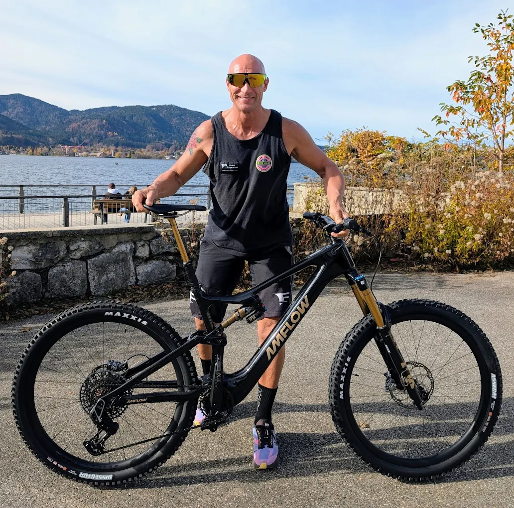 Jan Bratkowski mit AMFLOW E-Mountainbike am Tegernsee