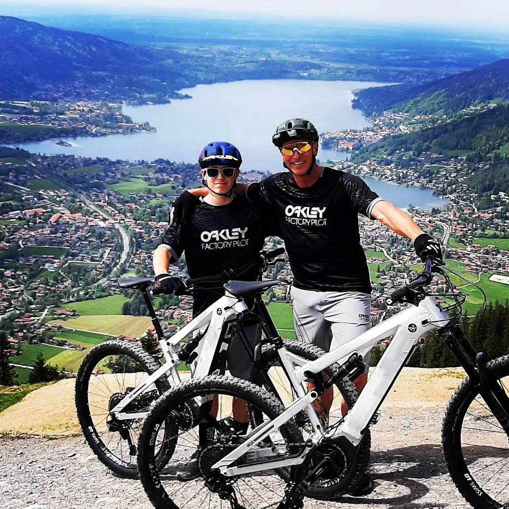 Jan Bratkowski beim E-Biken über dem Tegernsee