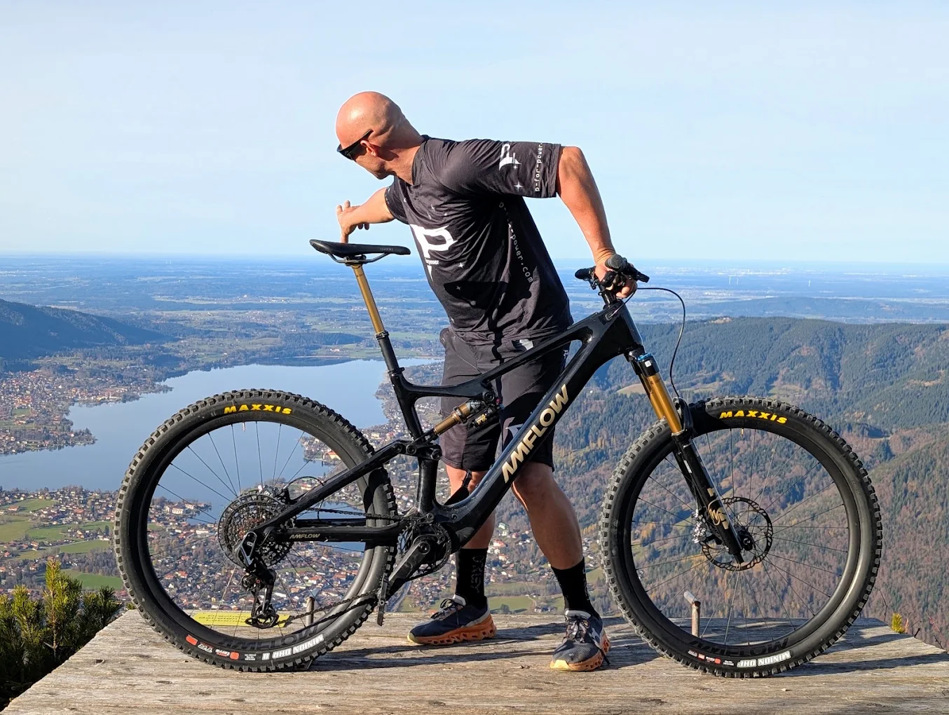 Jan Bratkowski mit Bike am Tegernsee